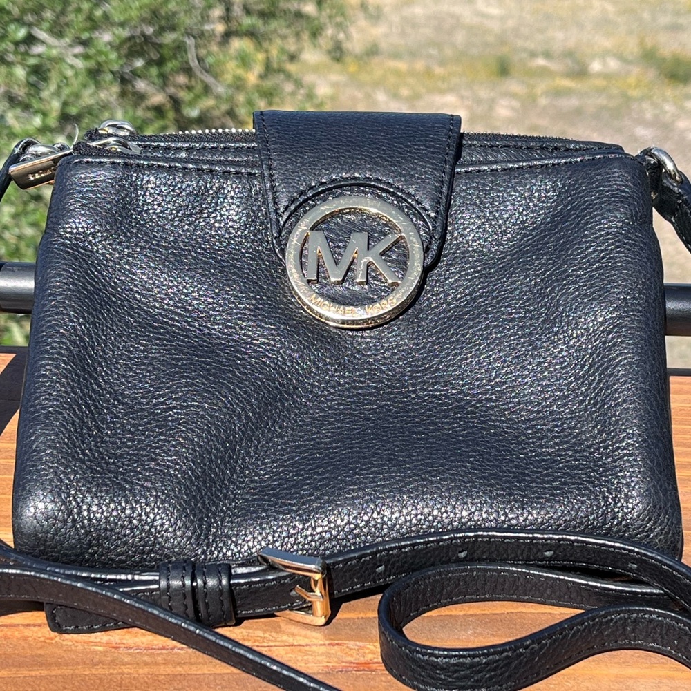 EUC Michael Kors Black Leather Fulton Wallet Crossbody